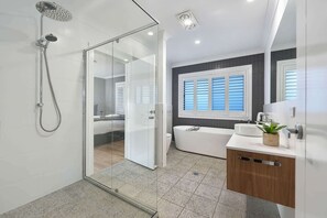 Ducha, secador de pelo, toallas, shampoo