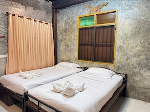 Chambre Standard avec lits jumeaux, salle de bains commune | Draps fournis