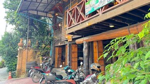 A rustic building with a sign for Elephant Home Spa. - Collection O Baan Elephant Home (Chiang Mai)