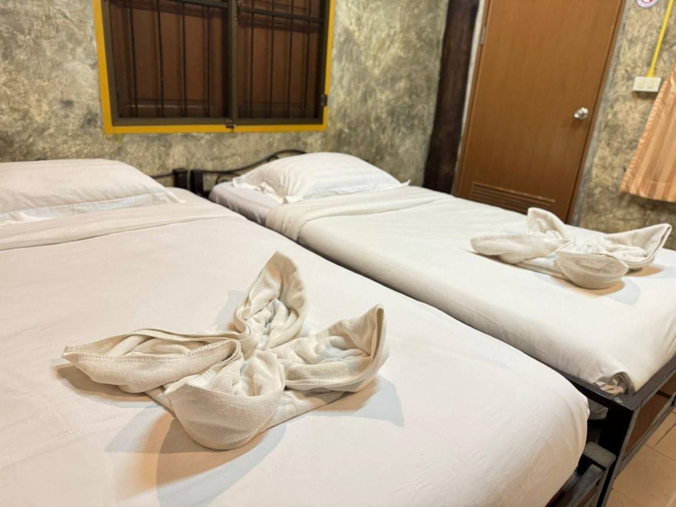 Habitación estándar con 2 camas individuales | Ropa de cama 