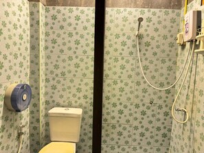 Chambre Standard avec lits jumeaux, salle de bains commune | Salle de bain | Douche, serviettes fournies