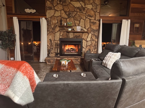 Cozy, family-friendly Show Low home, cabin vibe