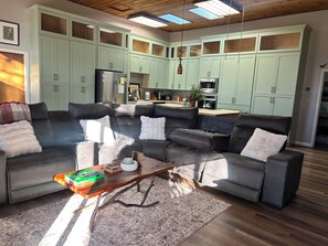 Interior - Cozy, family-friendly Show Low home, cabin vibe (Show Low)