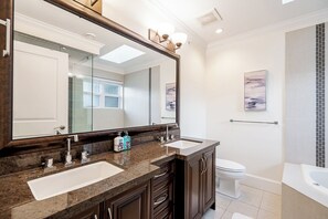 Sèche-cheveux, serviettes fournies, savon, papier toilette