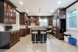 Microwave, oven, stovetop, dishwasher - Spacious Vancouver 4BR 4.5BA •Pool & Casino Setup (Vancouver)