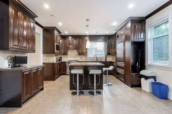 Mikrobølgeovn, ovn, kokeplater og oppvaskmaskin