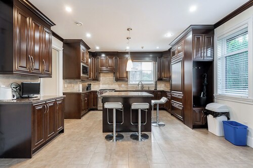 Spacious Vancouver 4BR 4.5BA •Pool & Casino Setup