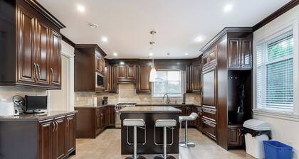 Spacious Vancouver 4BR 4.5BA •Pool & Casino Setup