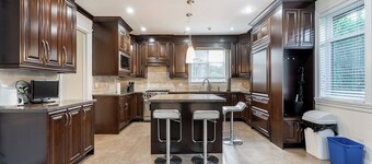 Spacious Vancouver 4BR 4.5BA •Pool & Casino Setup