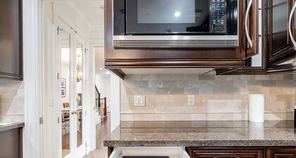 Spacious Vancouver 4BR 4.5BA âąPool & Casino Setup