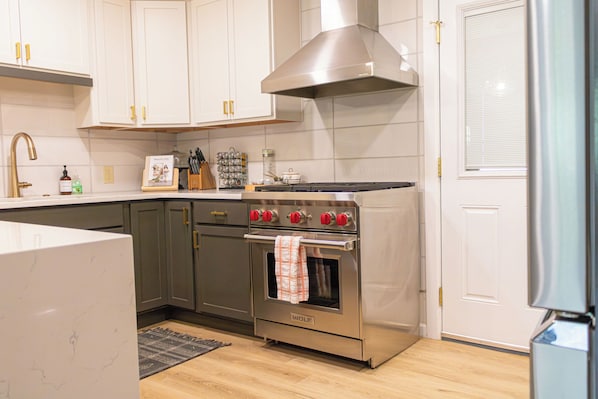 Réfrigérateur, four à micro-ondes, un four, surface de cuisson