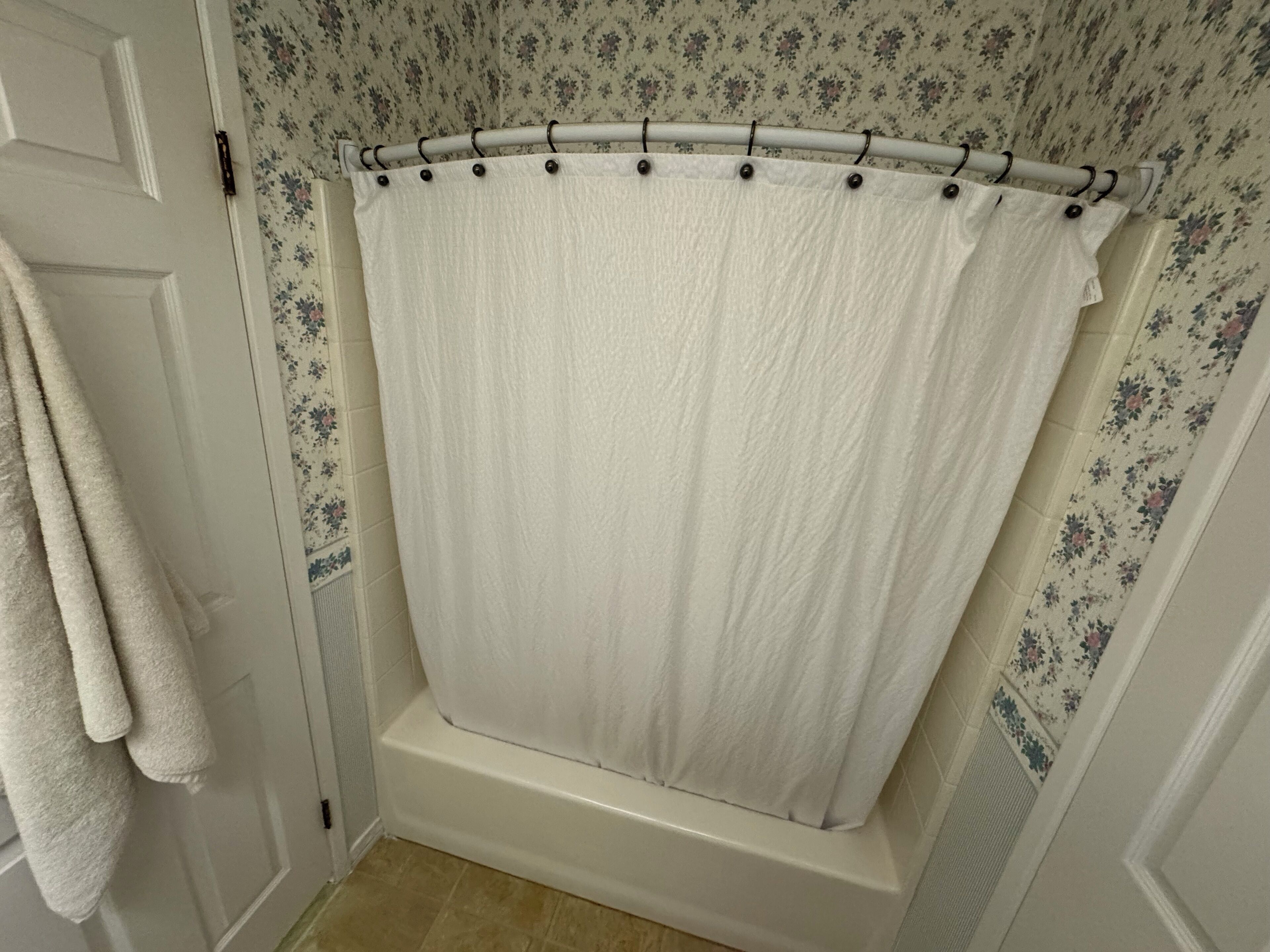 Secador de pelo, toallas, jabón y papel higiénico