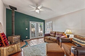 Télévision, cheminée