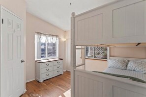 3 bedrooms, iron/ironing board, internet, bed sheets