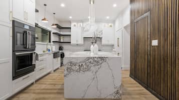 Een magnetron, een oven, een kookplaat, een vaatwasser