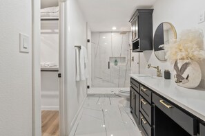Shower, jetted tub, hair dryer, bidet - The Chateau (Midland)