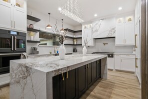 Microwave, oven, stovetop, dishwasher - The Chateau (Midland)
