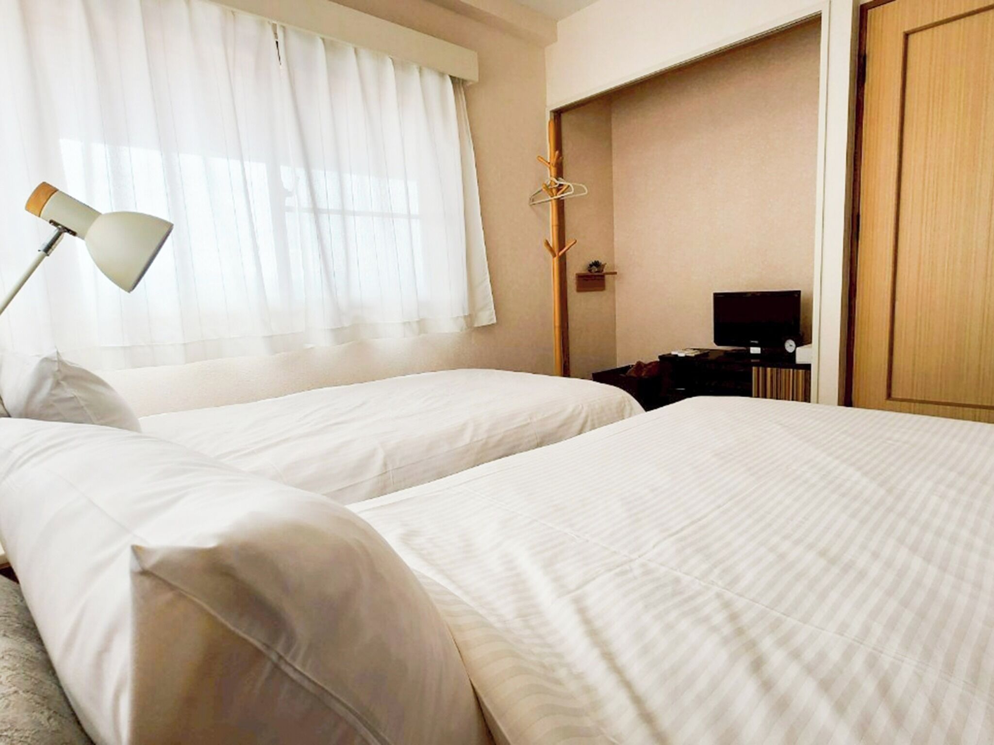 4 室のベッドルーム、デスク、WiFi (無料)、ベッドシーツ