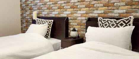 4 عدّة غرف نوم ومكتب وواي فاي مجانًا وملاءات أسرّة