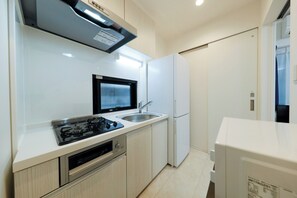 Geladeira, micro-ondas, cooktop, talheres/pratos/utensílios de cozinha