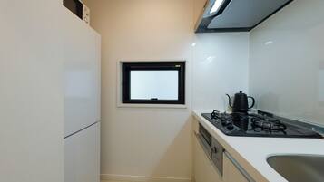 Refrigerador, microondas, parrilla de estufa y utensilios de cocina