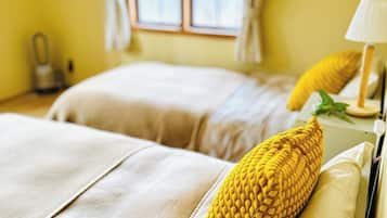 Escritorio, wifi gratis, ropa de cama