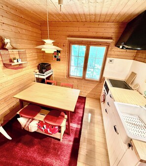 Kühlschrank, Mikrowelle, Herdplatte, Kochgeschirr/Geschirr/Besteck