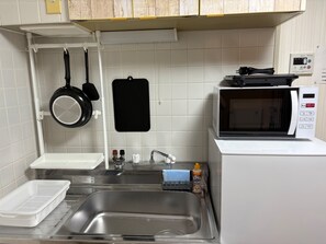 Kühlschrank, Mikrowelle, Herdplatte, Kochgeschirr/Geschirr/Besteck