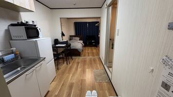 Fridge, microwave, stovetop, cookware/dishes/utensils