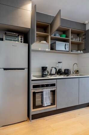 Réfrigérateur, four à micro-ondes, un four, surface de cuisson