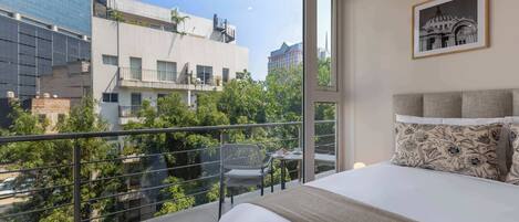 2 chambres, coffres-forts dans les chambres, bureau