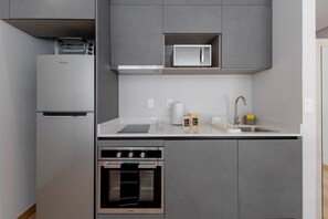 Réfrigérateur, four à micro-ondes, un four, surface de cuisson