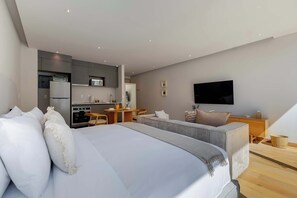 1 chambre, fer et planche à repasser, lit de bébé portatif