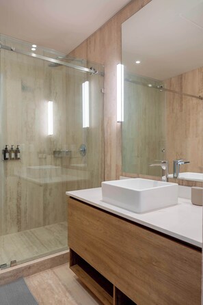 Een douche, een haardroger, handdoeken, shampoo