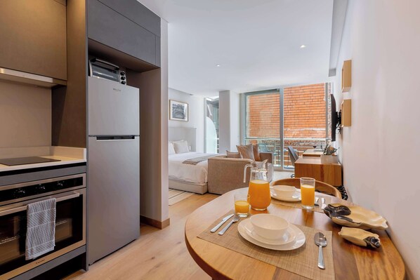 Refrigerador, microondas, horno y parrilla de estufa 