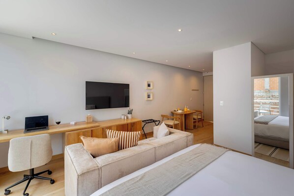 1 chambre, coffre-fort, fer et planche à repasser, lit de bébé portatif