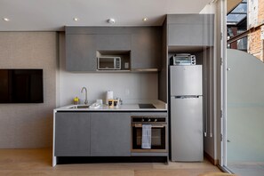 Réfrigérateur, four à micro-ondes, un four, surface de cuisson