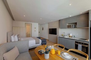 1 chambre, coffre-fort, fer et planche à repasser, lit de bébé portatif