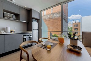 Réfrigérateur, four à micro-ondes, un four, surface de cuisson