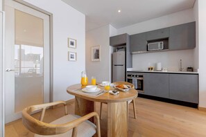 Réfrigérateur, four à micro-ondes, un four, surface de cuisson