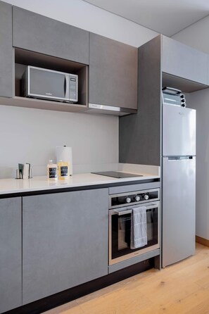 ثلاجة، ميكروويف، فرن، موقد طهي مسطح
