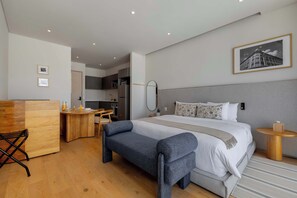 1 غرفة نوم وخزنة داخل الغرفة ومكتب ومكواة/لوح كي