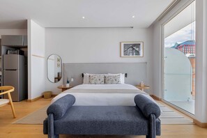 1 室のベッドルーム、セーフティボックス (室内)、デスク、アイロン / アイロン台