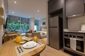 Réfrigérateur, four à micro-ondes, un four, surface de cuisson