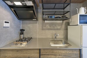 Jääkaappi, mikroaaltouuni, liesi, keittoastiat/astiat/ruokailuvälineet