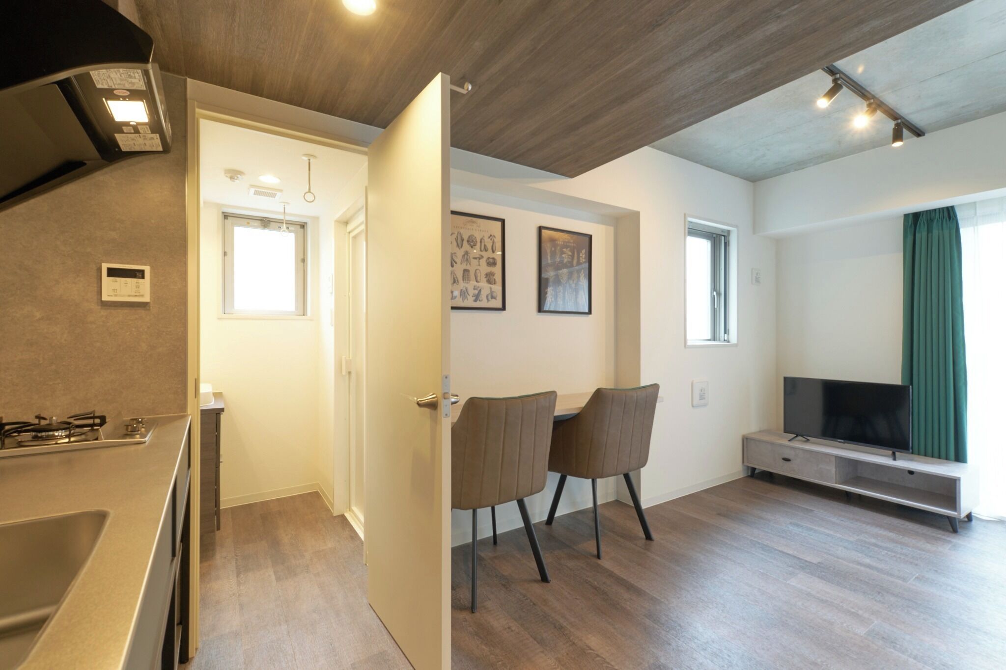 冷蔵庫、電子レンジ、コンロ、調理器具と食器