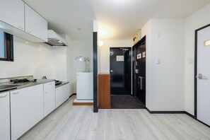 ثلاجة، ميكروويف، موقد طهي مسطح، مستلزمات طهي/أطباق/أوعية