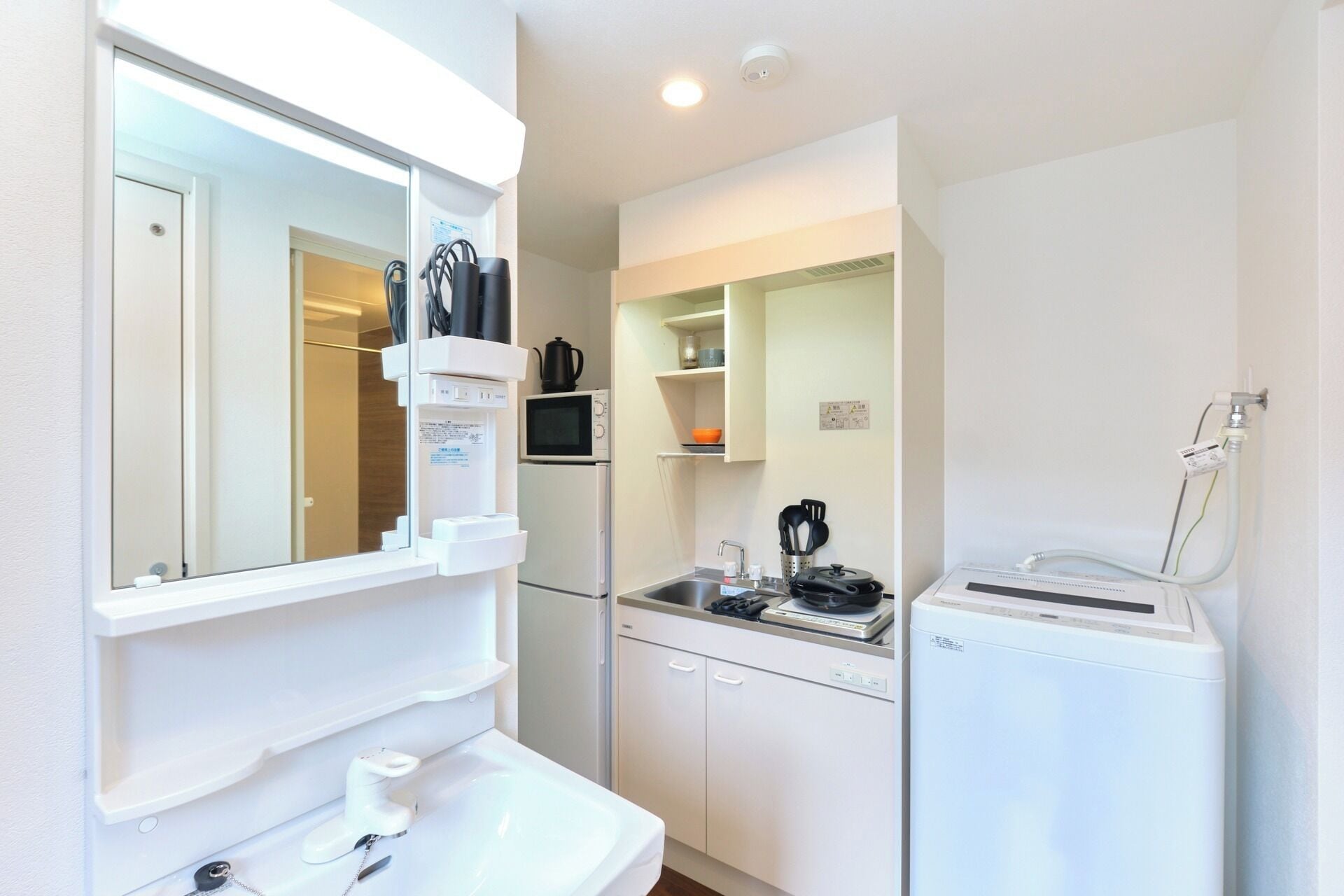 Kylskåp, mikrovågsugn, spishäll och grytor/köksredskap