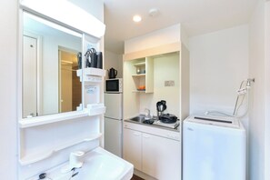 Fridge, microwave, stovetop, cookware/dishes/utensils - A 4minute walk from Rokugodote Station Newly / Ota-ku Tokyo (Ota-ku)