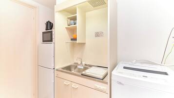 Fridge, microwave, stovetop, cookware/dishes/utensils